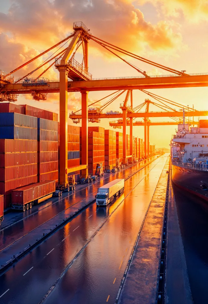 Terminal portuário com containers armazenados em operação logística internacional